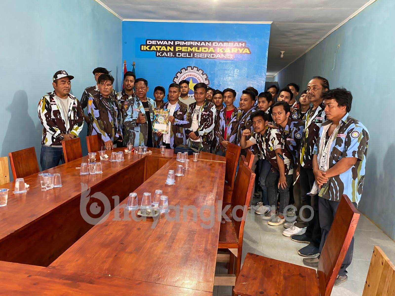 Sah, Ketua DPD IPK Deli Serdang Parmonangan Gultom, SE Menyerahkan SK Defenitif Kepada Ketua DPD Sapma IPK Deli Serdang Devin Hutabarat, S.Kom