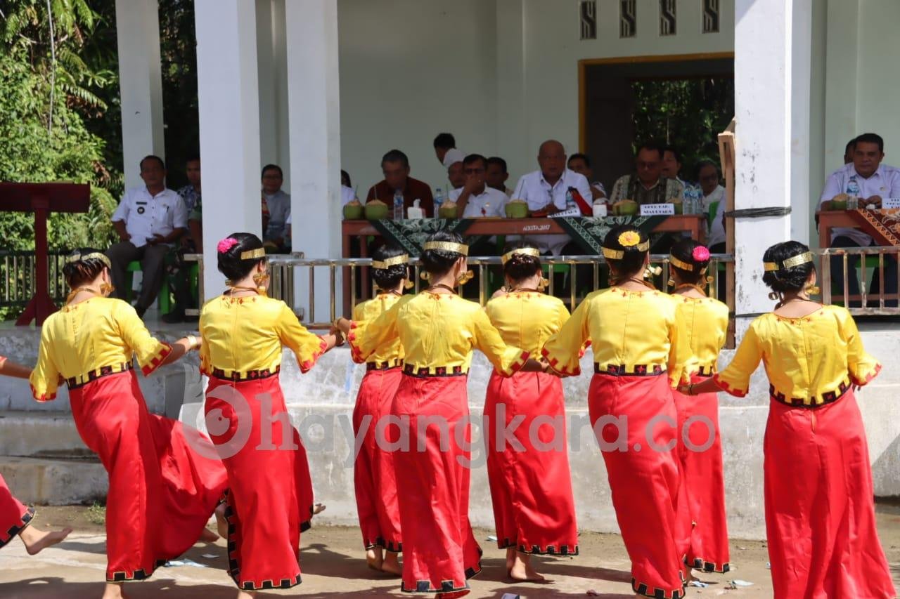 BUPATI NIAS UTARA HADIRI SYUKURAN SEKALIGUS PENYERAHAN PENGELOLAAN WISATA MANGROVE BUMDES SENDRORO SISARAHILI TELUK SIABANG
