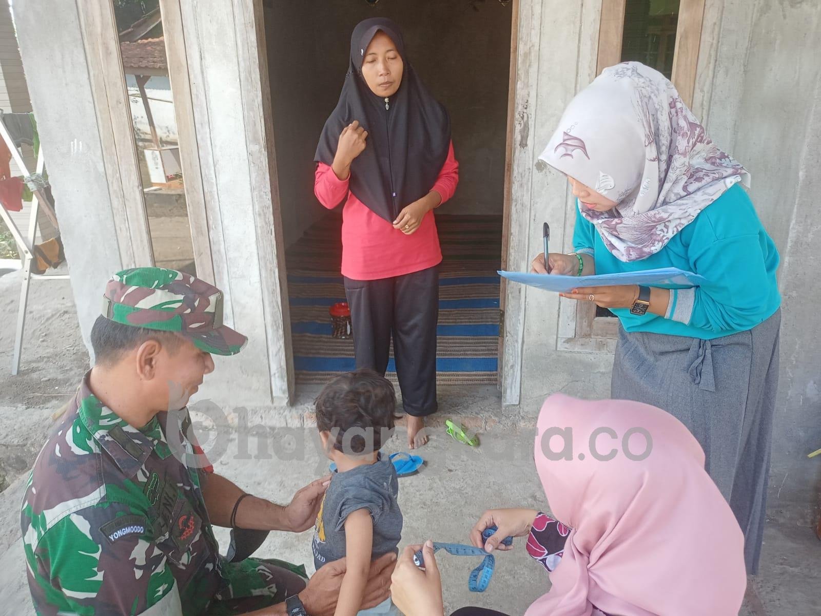 Peduli Kesehatan Anak, Babinsa Pos Selopuro Kunjungi Anak Yang Tergolong Stunting.