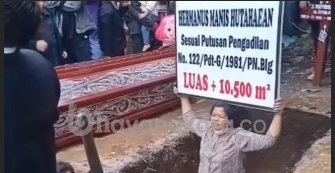 Viral, Wanita di Toba Masuk ke Lubang Kubur Tolak Pemakaman Jenazah Keluarga