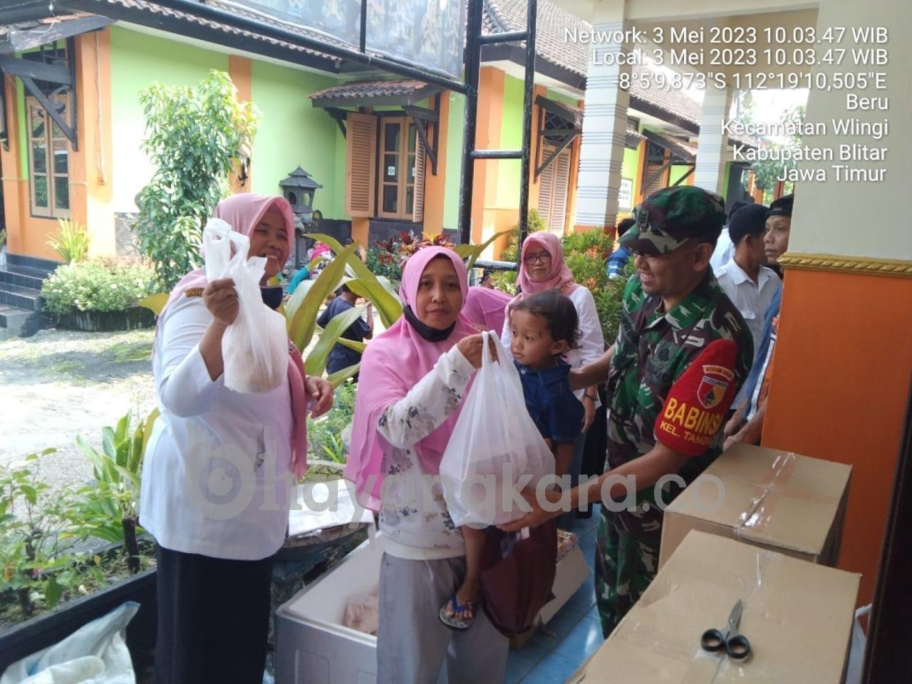 Dukung Program Pemerintah, Anggota Koramil Wlingi Dampingi Penyaluran Bantuan CPP Di Wilayah Binaannya