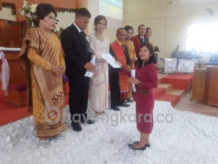 Disdukcapil Humbahas Serahkan Administrasi Kependudukan pada Pengantin Baru.