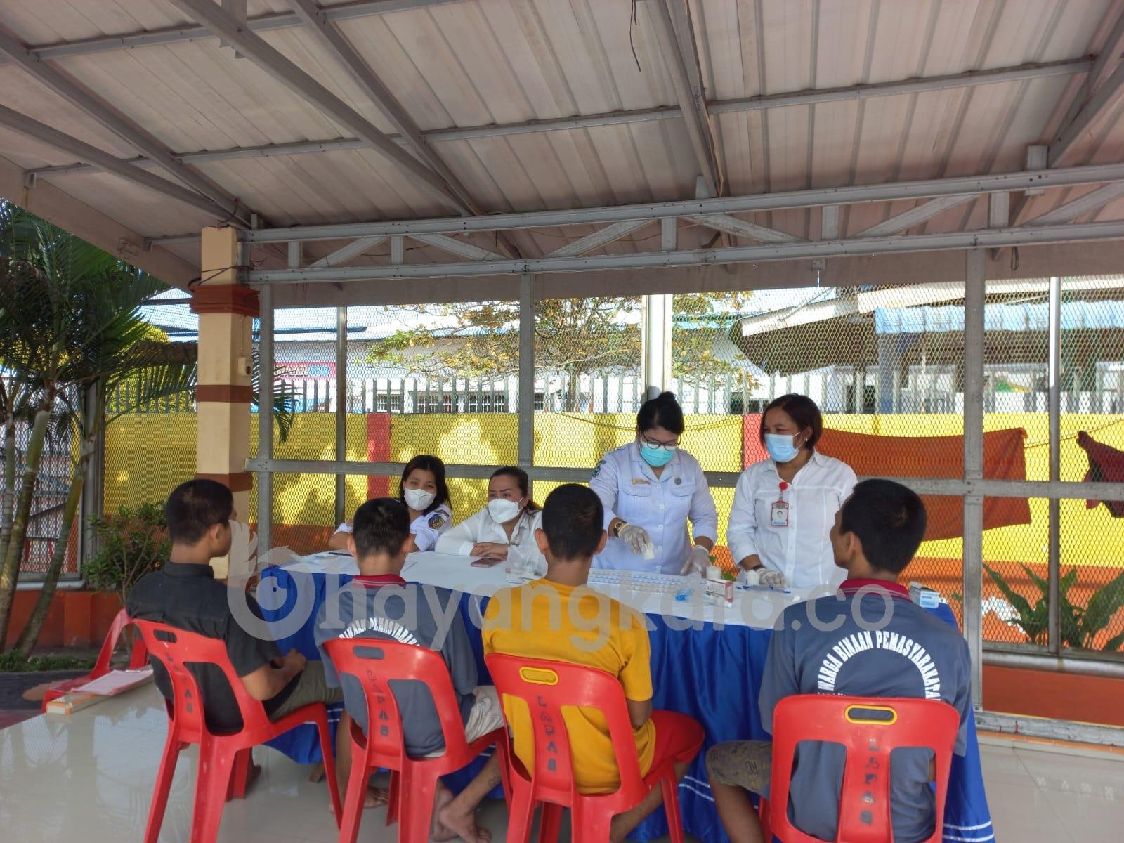 Gandeng Puskesmas Labuhan Ruku , Lapas Kelas II A Labuhan Ruku Kanwil Kemenkumham Sumut Gelar Skrining HIV Bagi WBP.