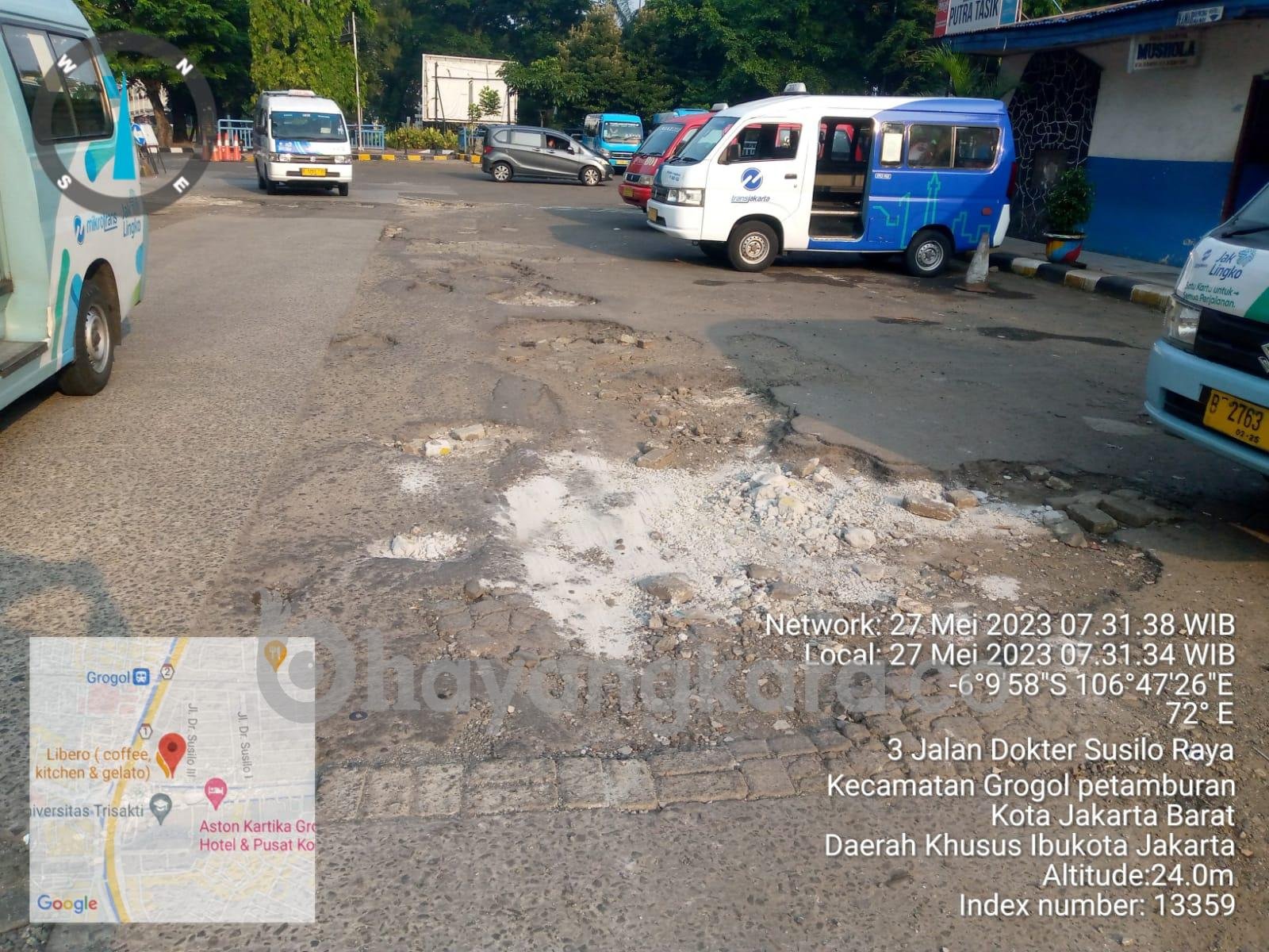 Jalan Rusak Parah Dan Berlubang Lokasi Terminal Bus Grogol Jakarta Barat