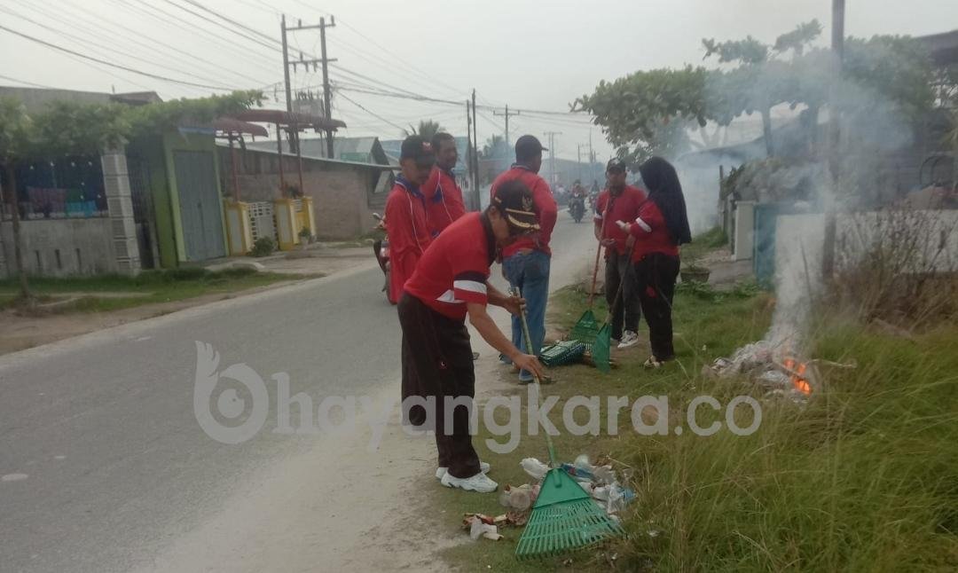Kades Suka Jaya Bersama Perangkat Desa Adakan Bersih Bersih Lingkungan Cegah Penyakit. 