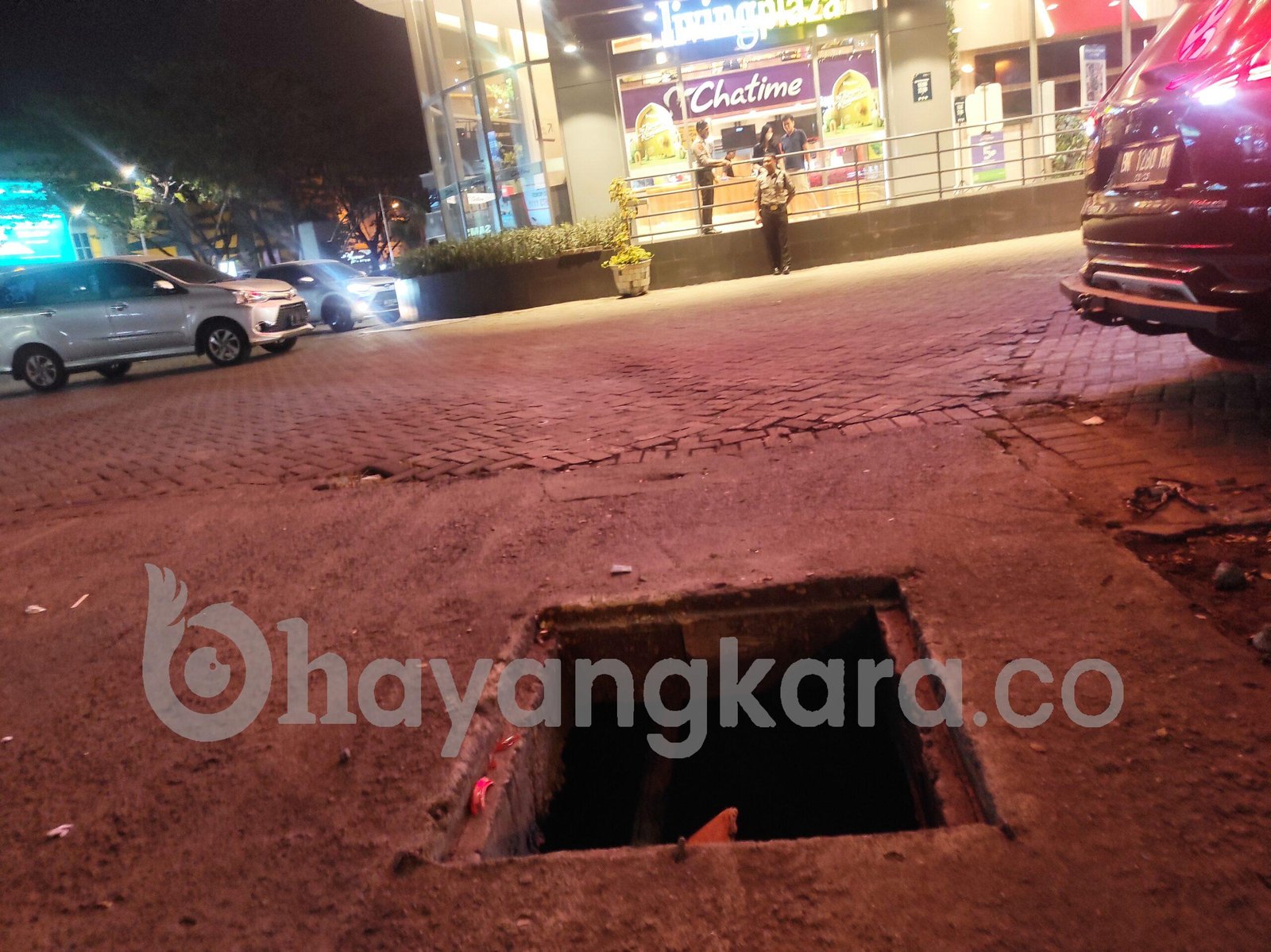 Awas!! Ada Lobang Menganga di Bahu Jalan Komplek Cemara Asri Medan.