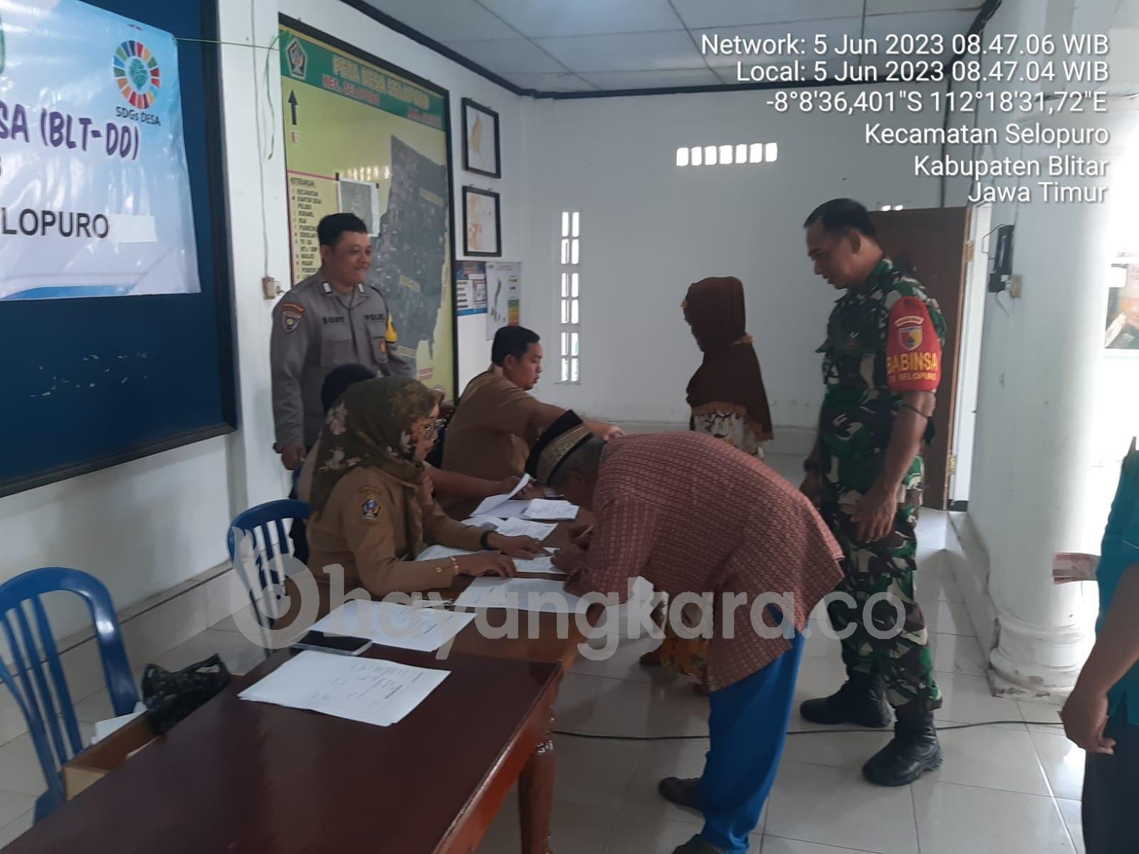 Pastikan Tepat Sasaran, Babinsa Pos Selopuro Dampingi Penyaluran BLT DD Di Wilayah Binaannya