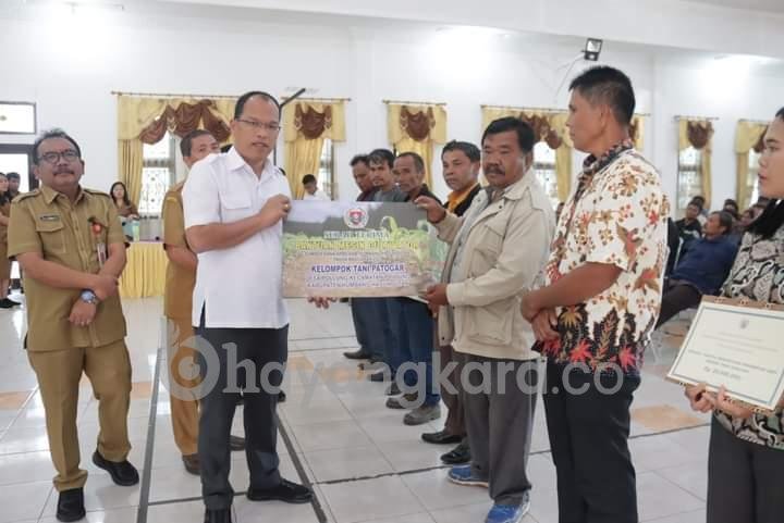 Bupati Humbahas Serahkan Alsintan Pada Petani