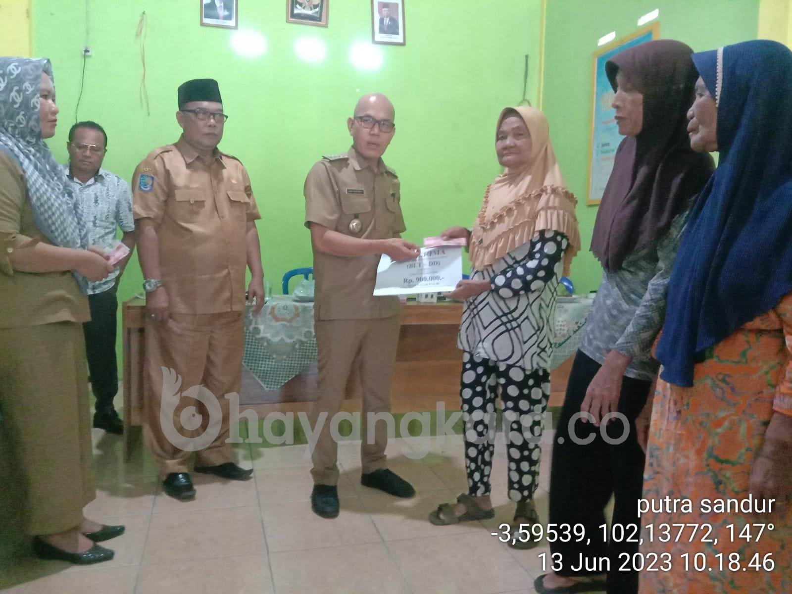 Pemdes Pasar Palik Sukses Salurkan BLT DD Untuk Masyarakat.