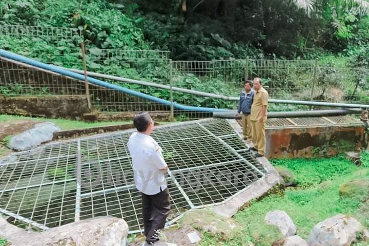 Menyikapi Kemarau dan Keluhan Masyarakat, Bupati Humbahas Tinjau Sumber Air Sipenggeng
