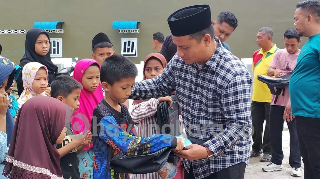 Bentuk Kepedulian Kepala Desa Pahang Faisal Amd, Beri Bantuan Pendidikan kepada Anak Yatim.