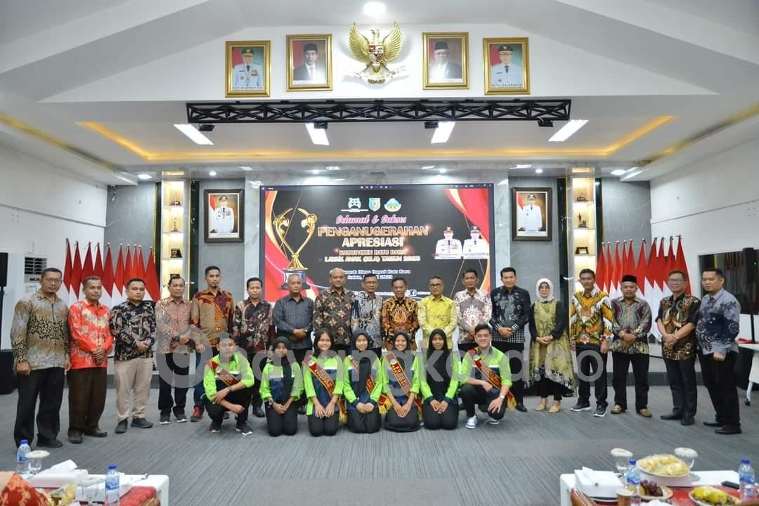 Menteri  (PPPA) Bintang Puspayoga Beri Penghargaan Kabupaten Layak Anak diterima oleh Bupati Batu Bara Ir. H. Zahir, M.AP. 