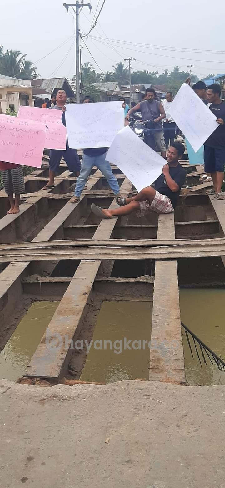 Warga Kayu Besar tuntut Pemerintah Segera Perbaiki Jembatan yang Rusak Parah.