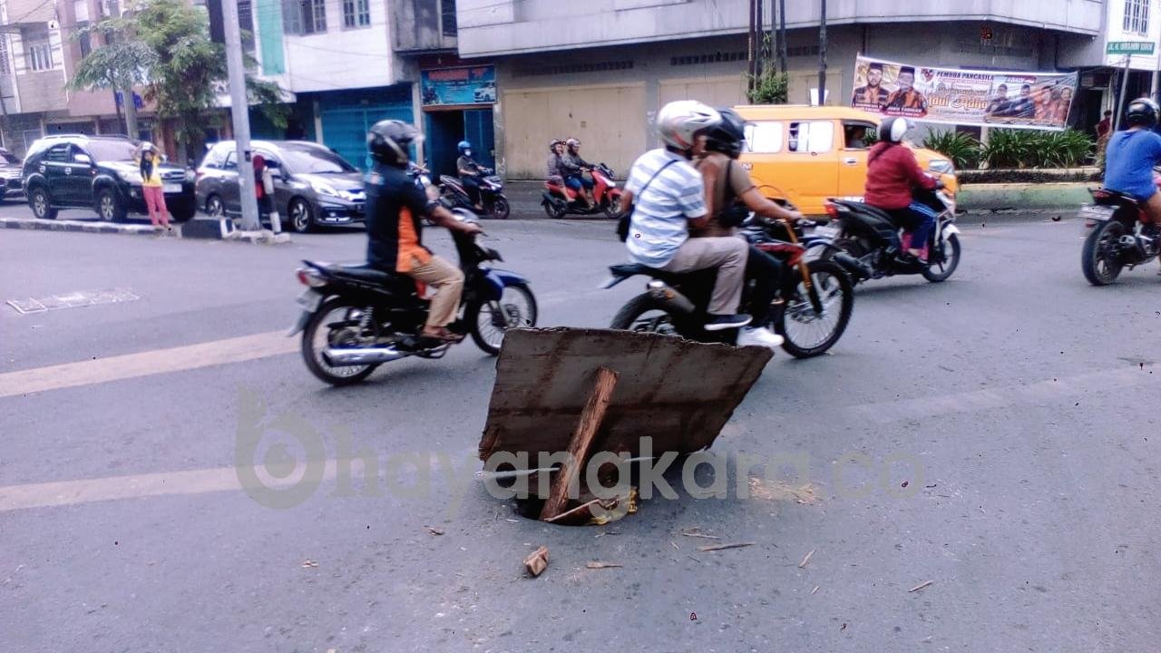Waspada melintasi jalan Sutrisno Persimpangan lampu merah, Bahaya Ada Lubang Tengangah Pertengahan Jalan