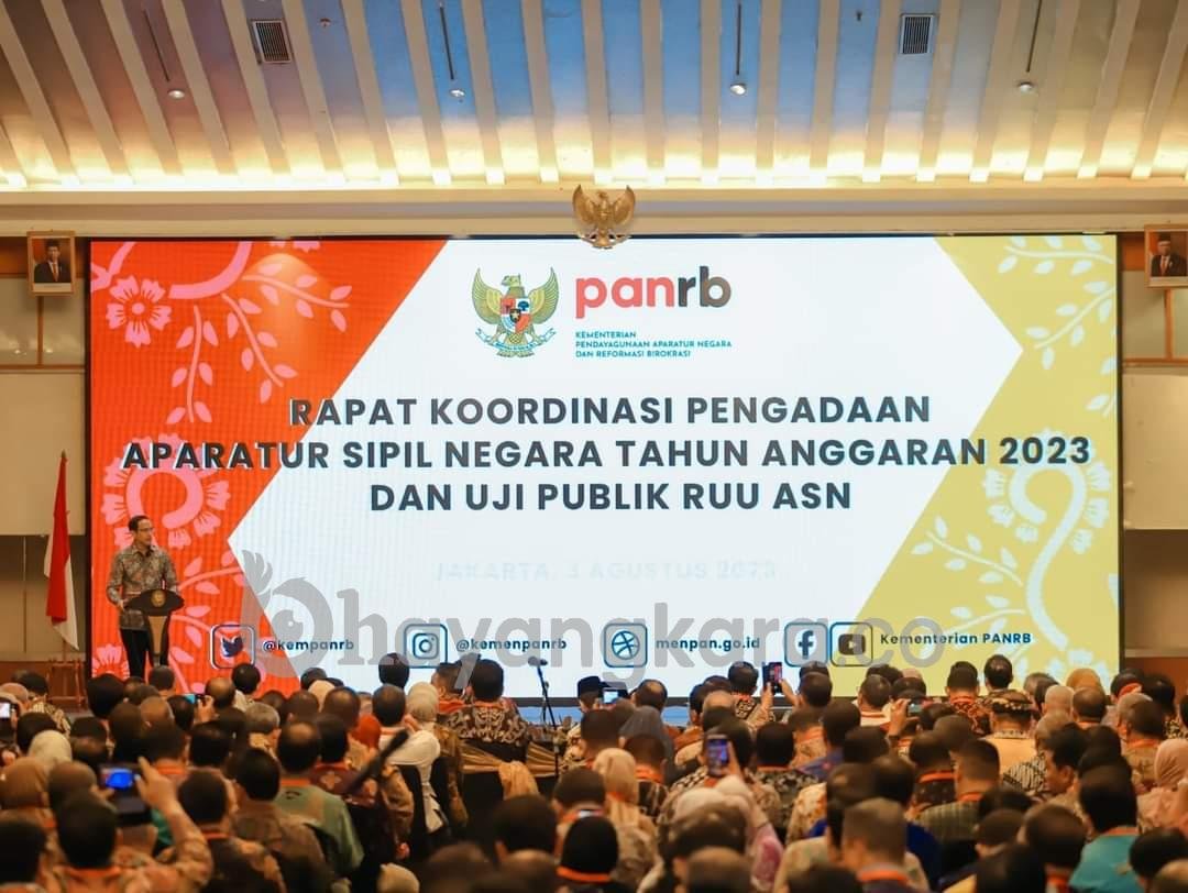 Bupati Batu Bara Ir Zahir M Ap Didampingi Kepala BKSDM Hadiri Rapat Koordinasi ASN di Gedung Convention Hall Puri Agung Grand Sahid Jaya. 