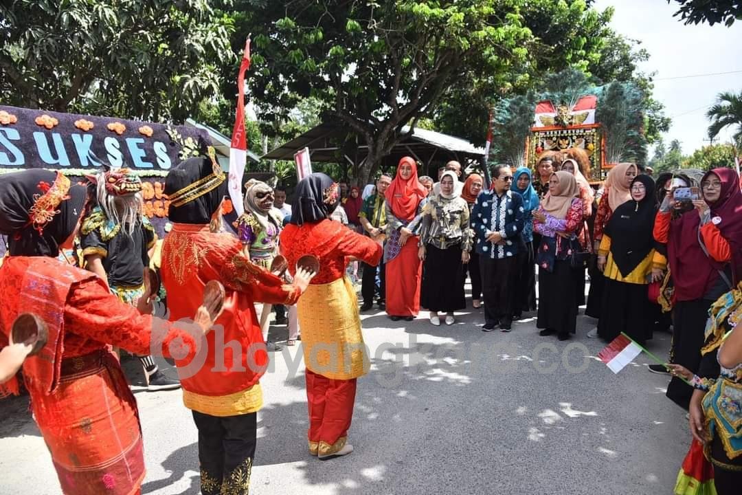 Kedatangan Tim TP-PKK Sumut Disambut Dengan Kesenian Daerah. 