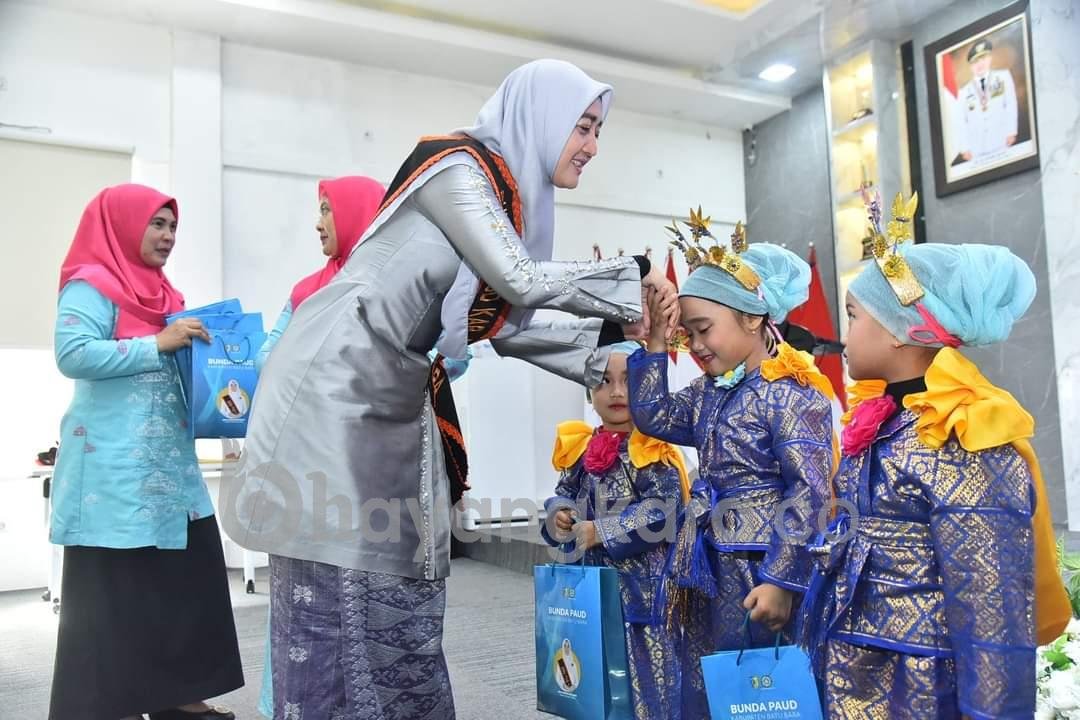 Bunda Paud Kabupaten Batu Bara Ny. Hj. Maya Indriasari, SE Buka Kegiatan Apresiasi Bunda PAUD Kecamatan se – Kabupaten Batu Bara. 