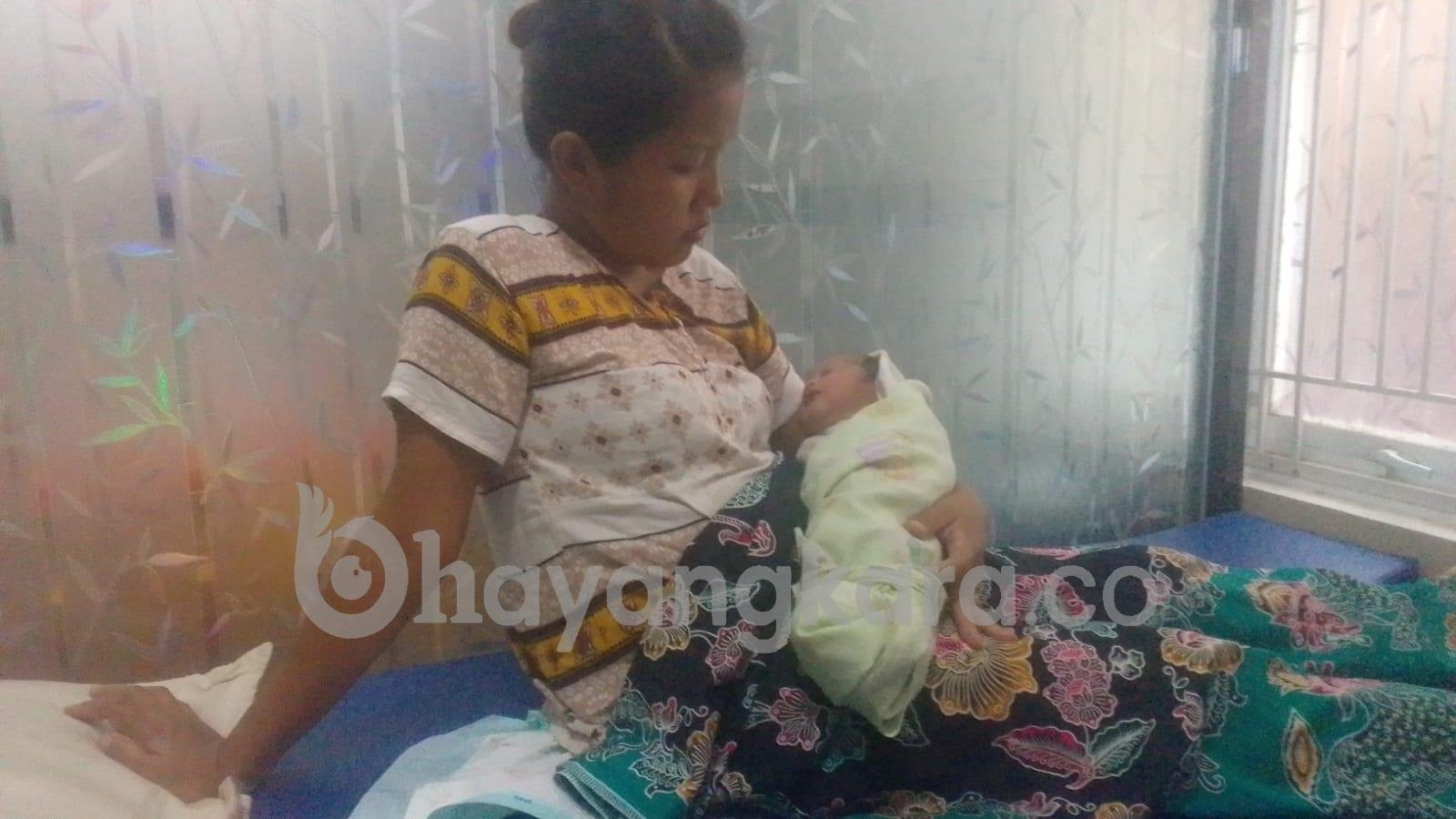 Sri Wahyuni, Seorang Ibu Hamil Tua, Tantangannya Dalam Urus E-KTP untuk KIS