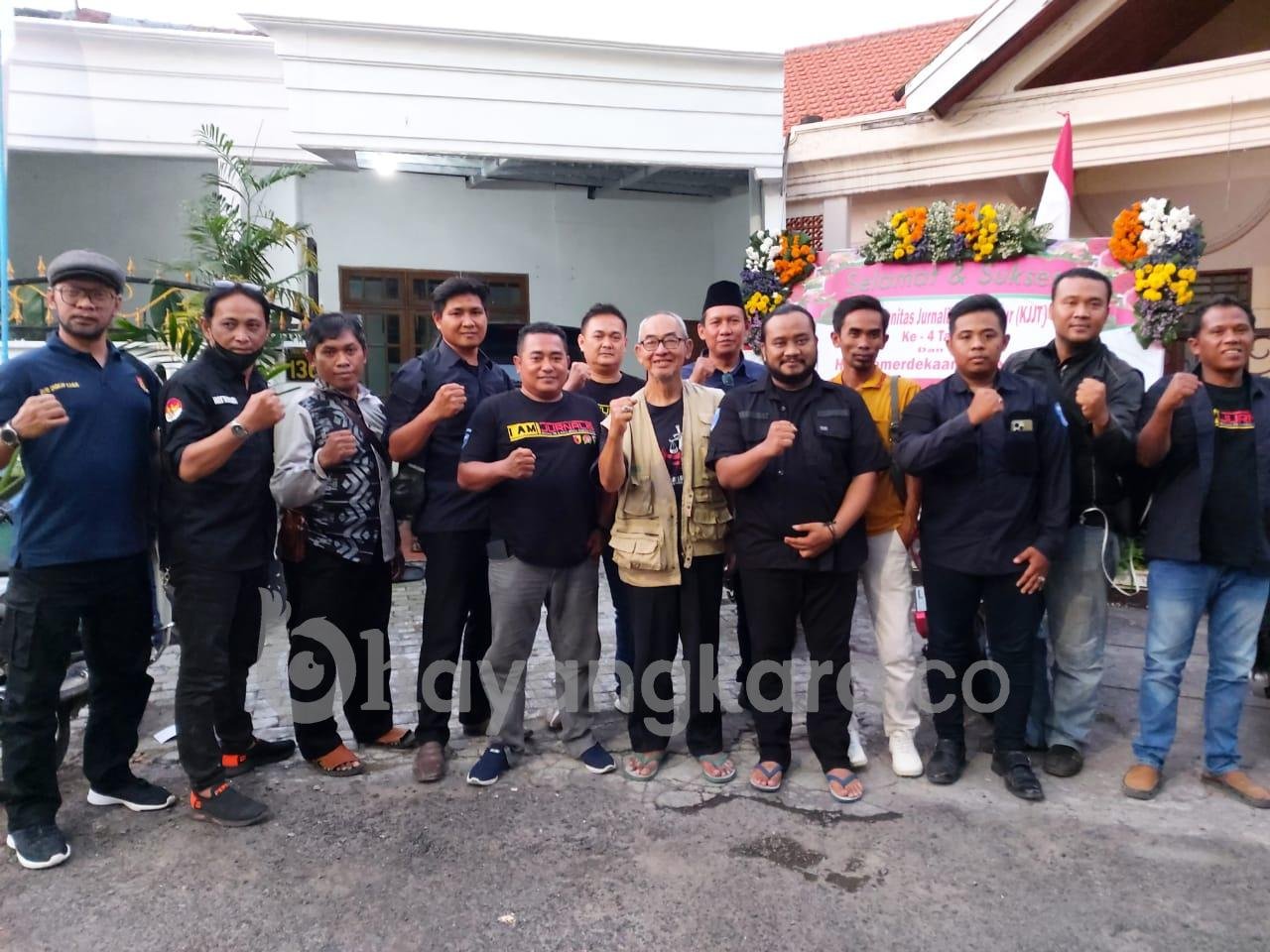 Sambil Diskusi Galian Ilegal Mojokerto, HUT KJJT Ke 4 Dapat Suguhan Tumpeng Raksasa