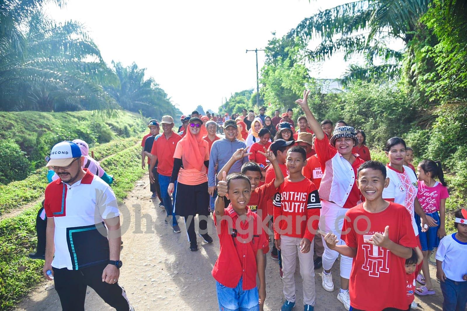 Ikut Jalan Santai, Bupati Zahir Diserbu Anak-anak.
