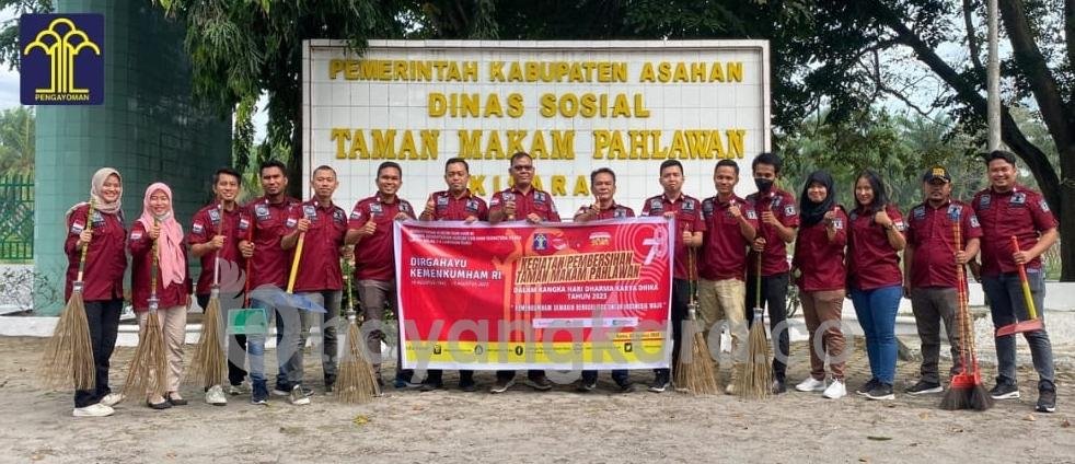 Dalam Rangka HDKD Ke-78,Lapas Kelas II A Labuhan Ruku Adakan Kegiatan Bersih Bersih Makam Pahlawan.