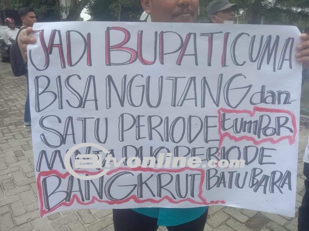 Ratusan Massa Aksi Unjuk Rasa Didepan Kantor Bupati Batu Bara Sumatera Utara.