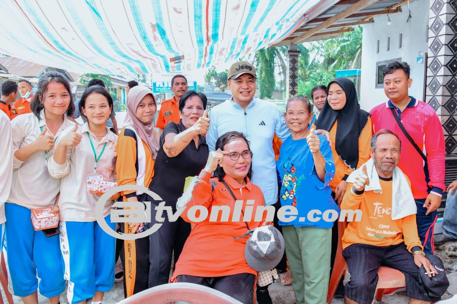 Jumat Berkah, Bupati Zahir Sapa Warga dan Berbagi Bantuan.