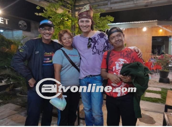 Kehadiran Josep Holwe Pemeran Brama Kumbara di Cafe Samporis Batang Kuis Joni Suheryanto Menjadi Ramai