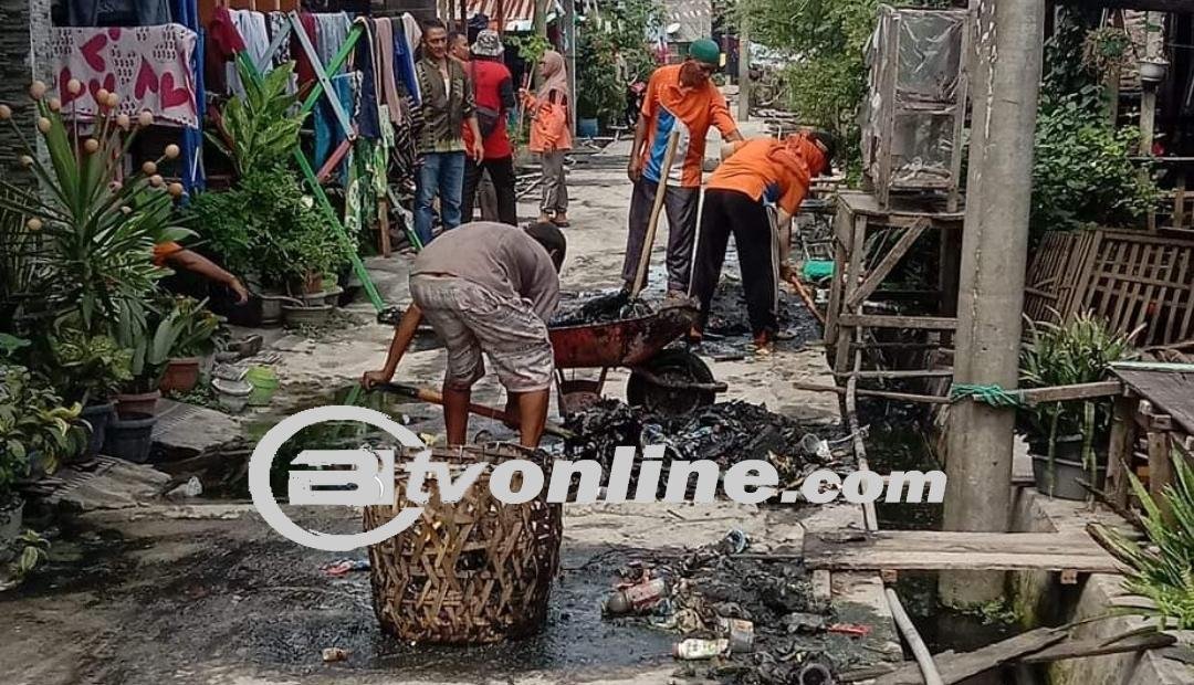 Cegah Banjir Dan Penyakit, Pemdes Pahlawan Kecamatan Tanjung Tiram Lakukan Kegiatan Rutin Bersih Bersih Sampah.