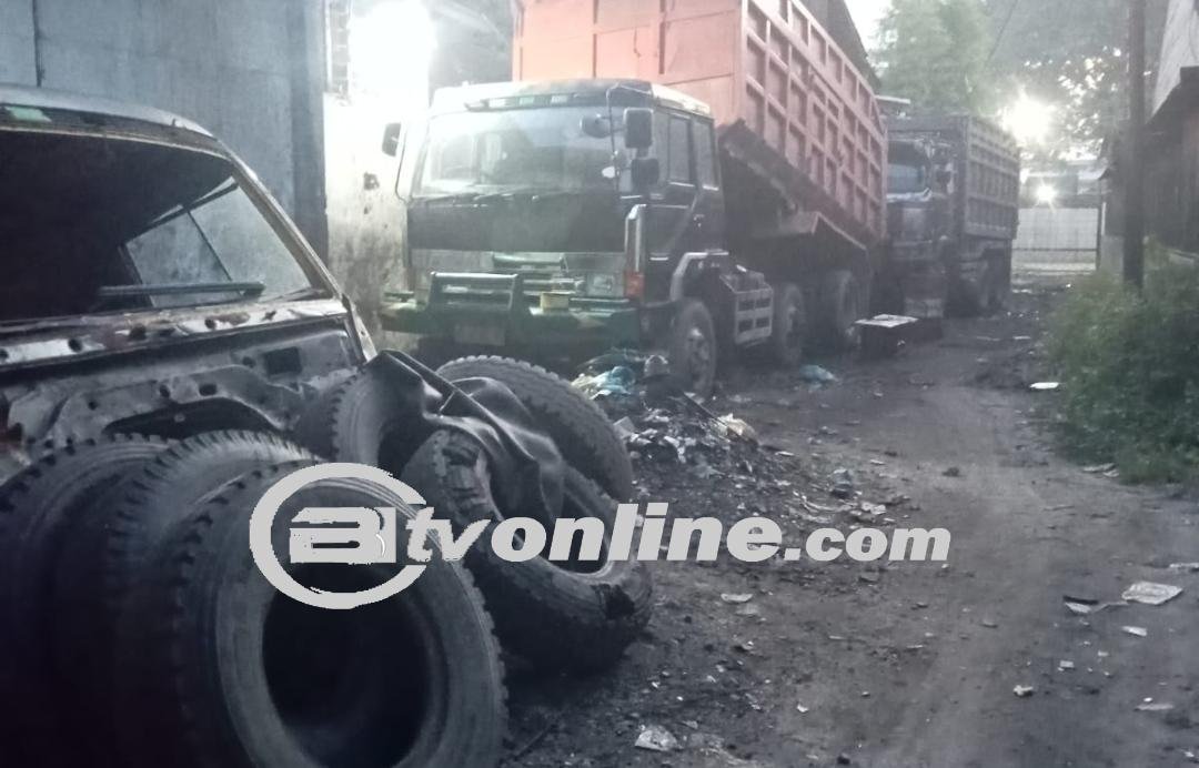 Warga Memohon Kepada Bapak Walikota Medan Bertindak Tegas Terkait Diduga Menyulap Jalan Umum Menjadi Tempat Bekerja.