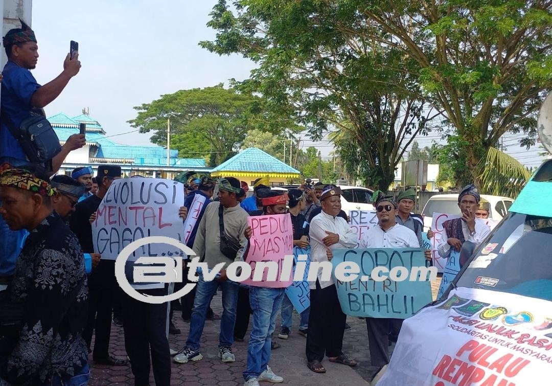 12 Elemen Aliansi Melayu Batu Bara Lakukan Aksi Demo Depan Kantor DPRD Batu Bara Tolak investasi pengembangan kawasan di Pulau Rempang dan Galang. 