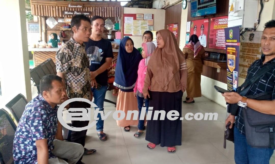 Buntut dari Konflik Drainase, Warga Lingkungan 09 Geruduk Kantor Camat Medan Perjuangan.
