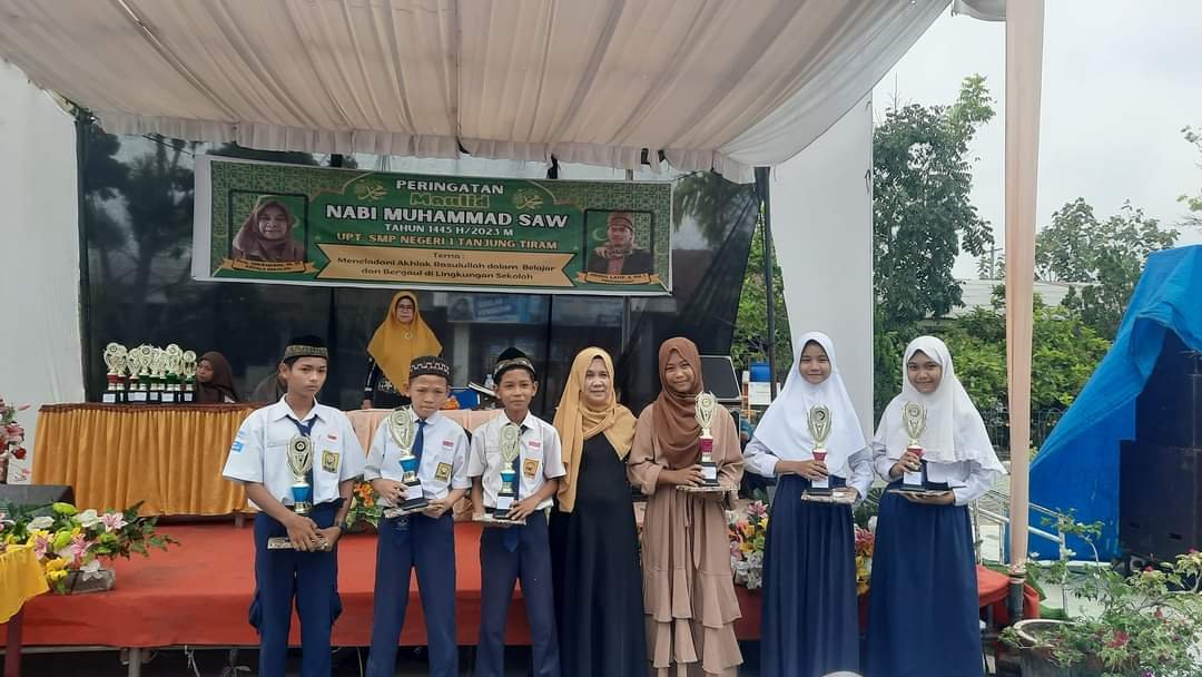 “Kemeriahan Perayaan Maulid Nabi dan Kunjungan Fasilitator Program Sekolah Penggerak di SMPN1 Tanjung Tiram”