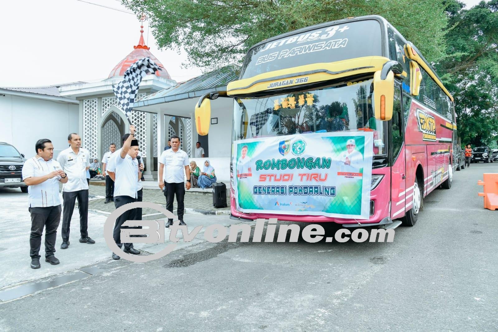 Bupati Zahir Berangkatkan Peserta Study Tiru Pokdarling ke Kota Medan