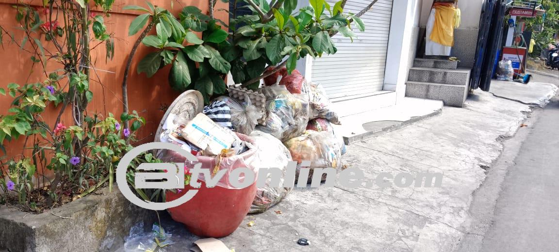 Warga Denpasar Mengeluh..!!!! Sampah Berhari Hari Tidak di Ambil Petugas Sampah Sampai Busuk