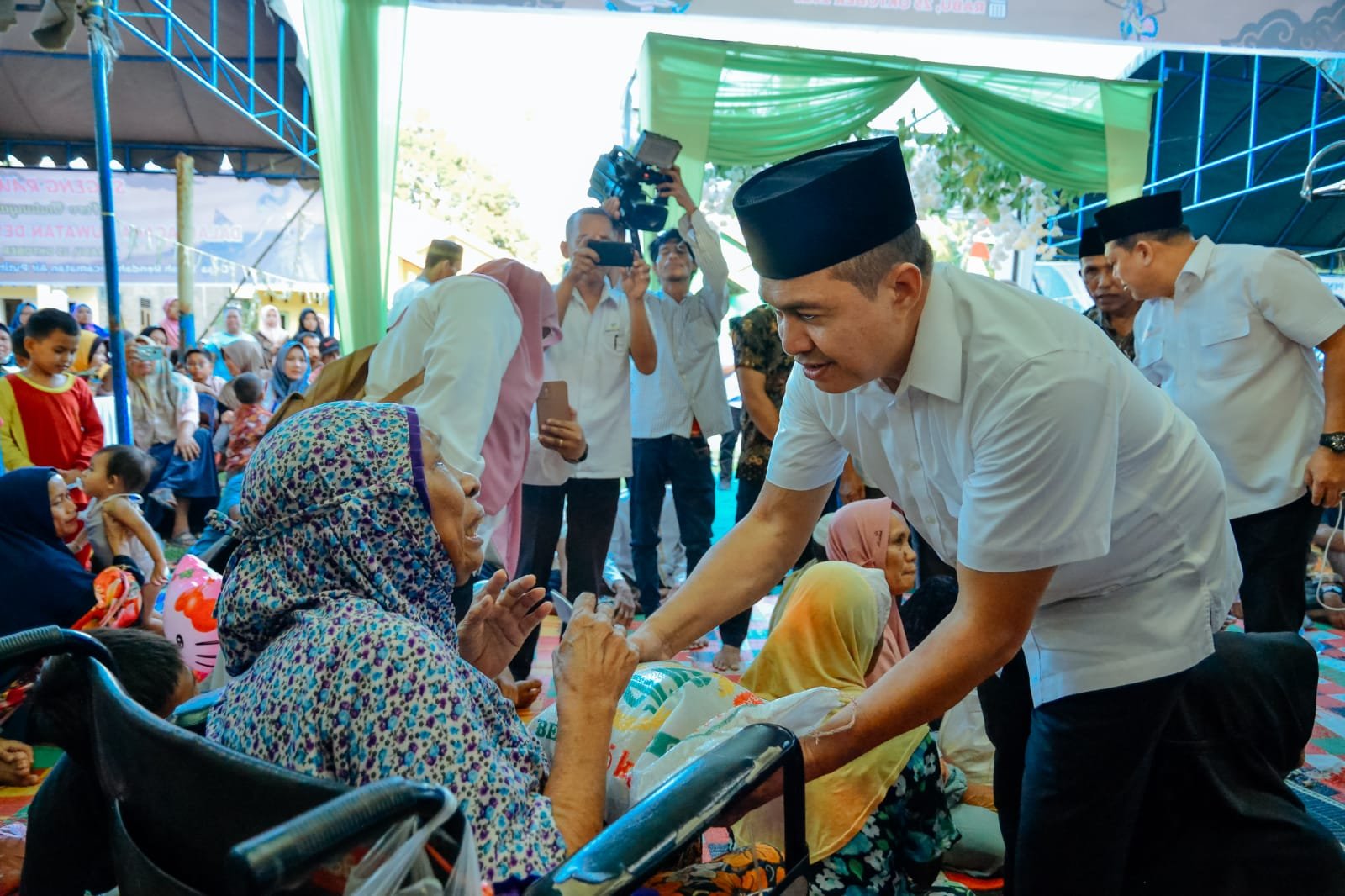 Kenduri Desa Tanah Rendah, Bupati Zahir Bagikan Bantuan