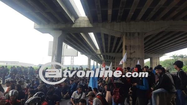 Aksi Massa Buruh di Cikarang, Tuntut Kenaikan Upah Yang Adil