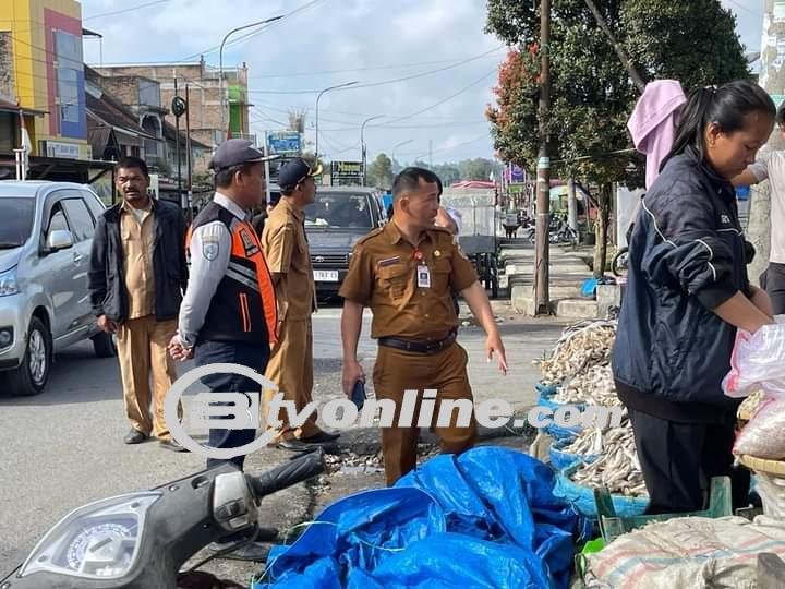 Pemkab Humbahas Laksanakan Penertiban PKL di Pasar Lintongnihuta