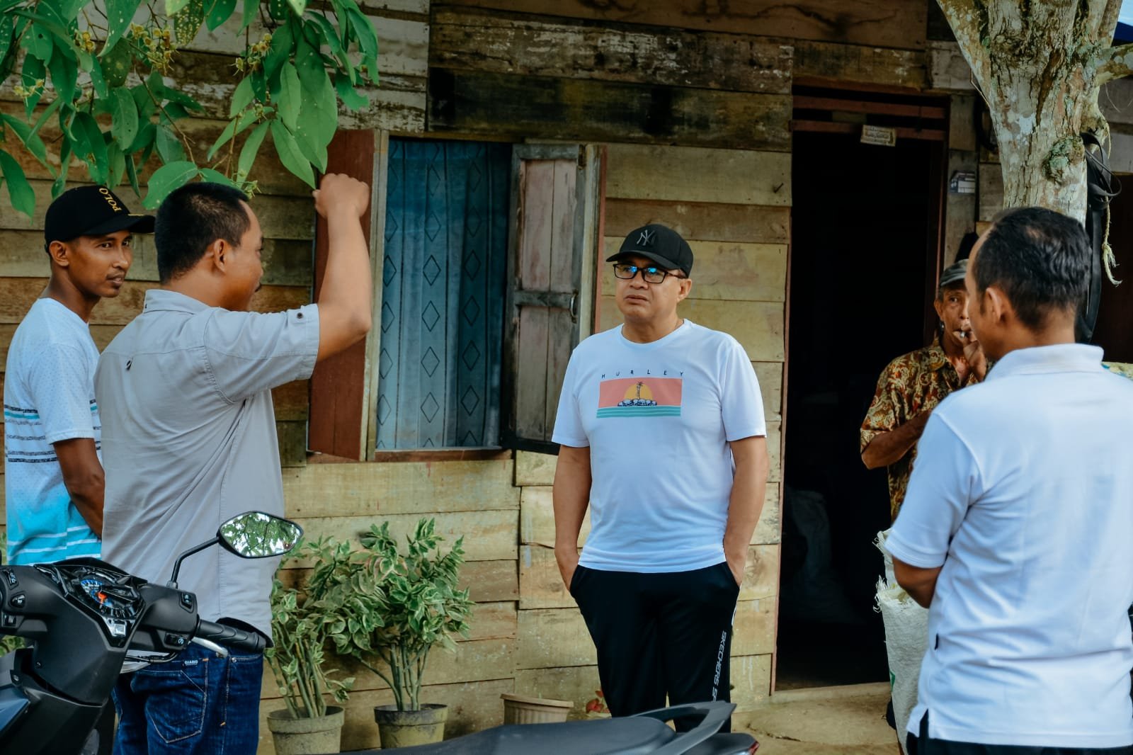 Bupati Zahir Tidur di Desa Perkebunan Petatal dan Kunjungi Warga Sakit