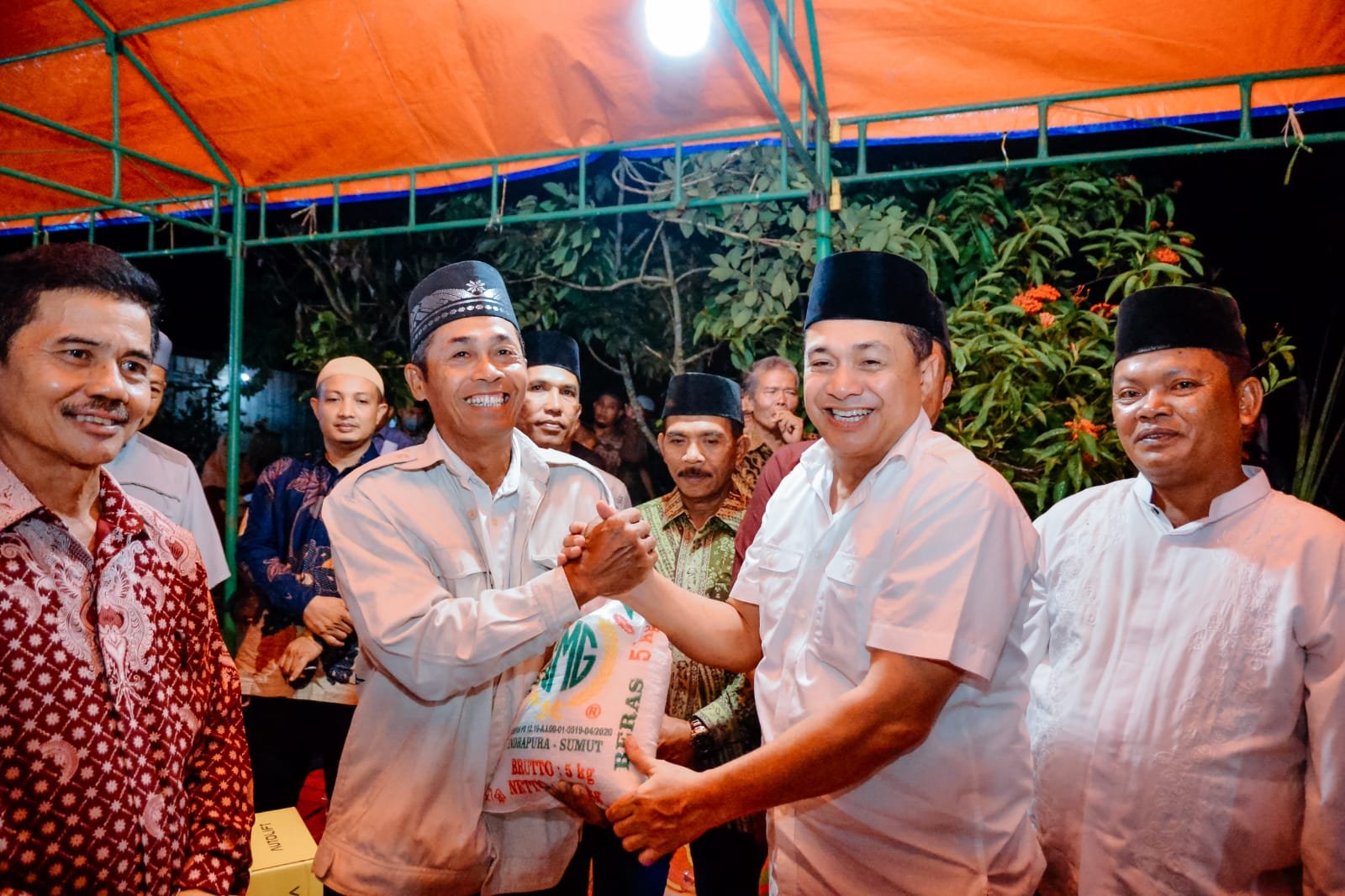 Syukuran Panen Padi, Bupati Zahir Makan Bersama Warga Desa Aras