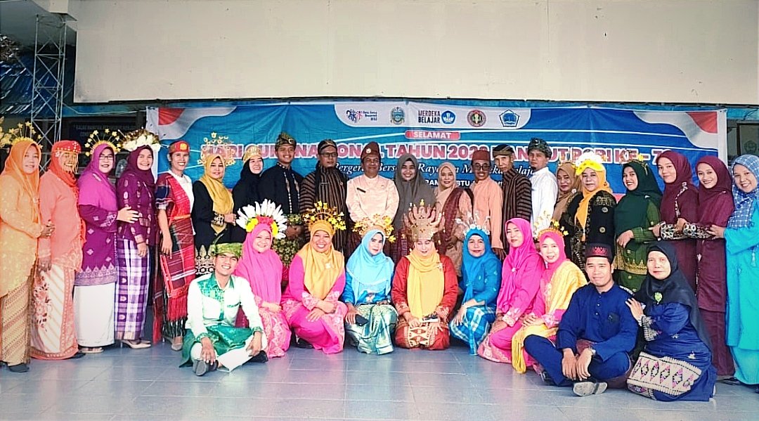 SMA Negeri 1 Tanjung Tiram Gelar Upacara Bendera untuk Memperingati Hari Guru Nasional 2023 dan HUT PGRI ke-78