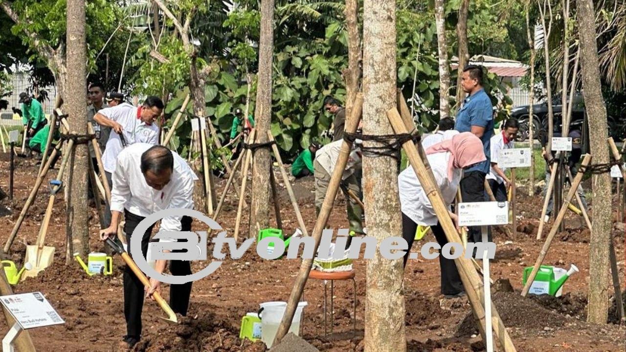 Presiden Jokowi Tanam Pohon di Pulo Gadung Jaktim Didampingi Heru Budi