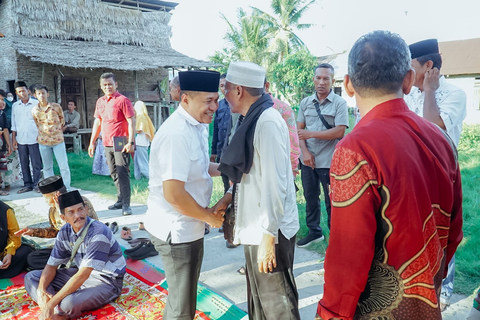 Bupati Zahir Santuni Anak Yatim dan Duafa di Kenduri Laut