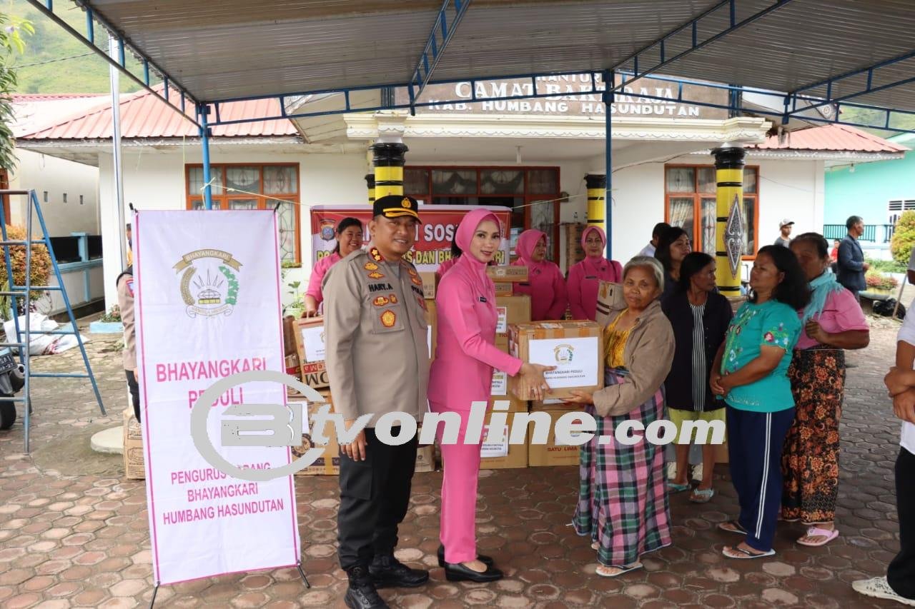 Ketua Bhayangkari Humbahas Berikan Bantuan kepada Korban Bencana Simangulampe