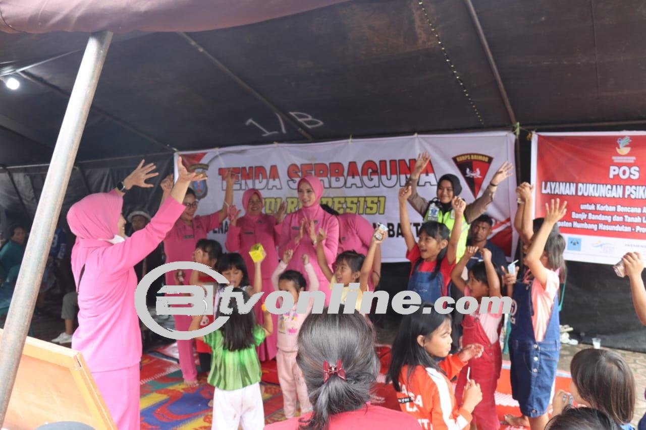 Ketua Bhayangkari Cabang Humbahas Hibur Anak-anak Terdampak Bencana Simangulampe
