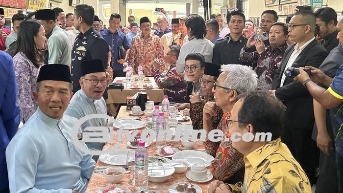 Pertemuan Akrab Menko Polhukam Mahfud Md dengan PM Malaysia Anwar Ibrahim di Kuala Lumpur