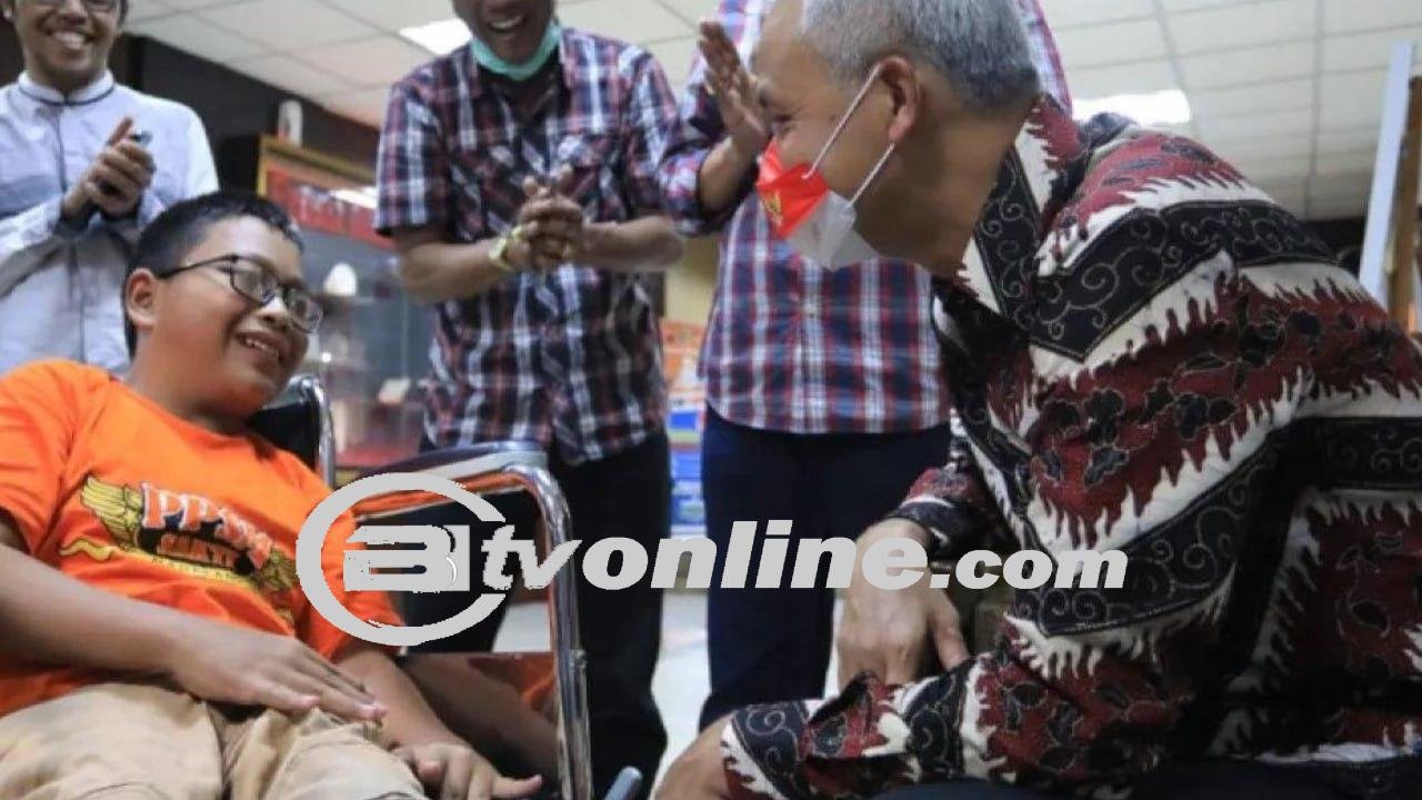Capres Ganjar Berikan Bantuan 100 Kursi Roda Saat Rayakan Hari Disabilitas Internasional