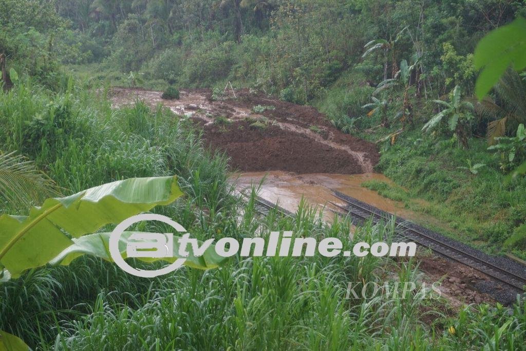 Rel di Banyumas Tertutup Longsor, 12 Perjalanan Kereta Dialihkan