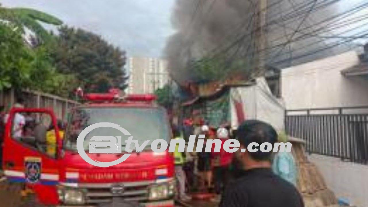 Gudang Rongsokan di Belakang Margo City Depok Kebakaran, Asap Hitam Membubung