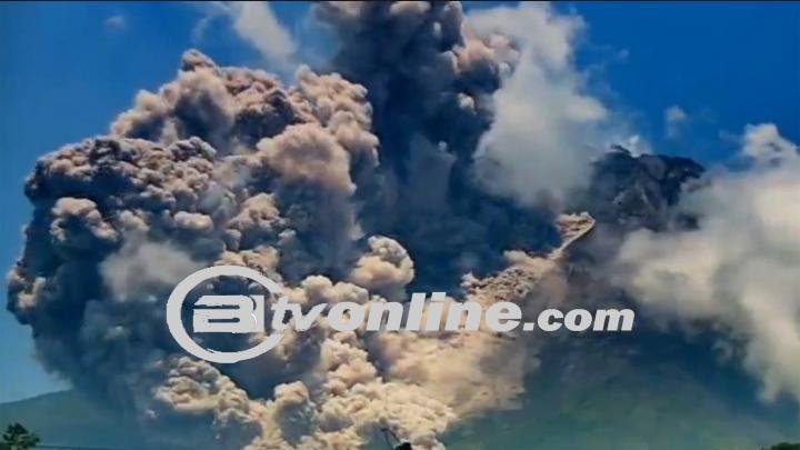 Gunung Merapi Keluarkan Awan Panas,Tiga Desa di Boyolali Dilanda Hujan Abu